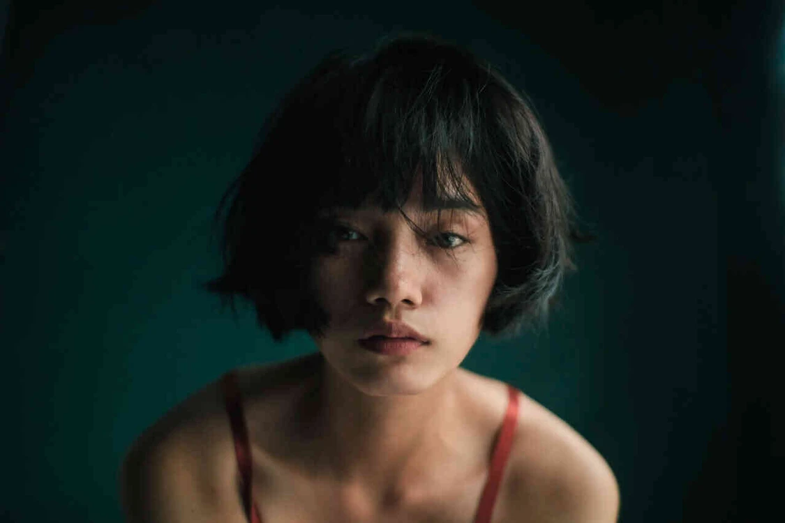 Nahaufnahme von einer frau, die in die leere schaut