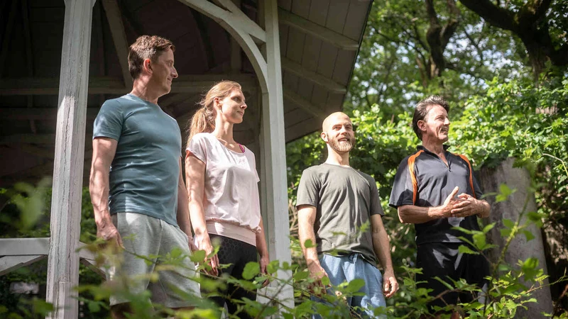 eine gruppe von menschen steht drau&szlig;en in der natur